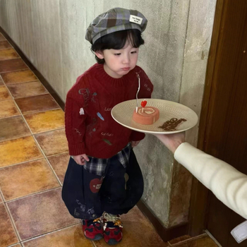 Gyerekeknek szóló koreai stílusú pulóver lóhímzéssel és teljes karikatúra mintával; vastag pamutfonalból készült kötött anyag; kerek nyak; hosszú ujjú; téli