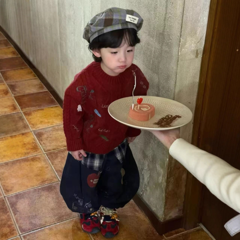 Gyerekeknek szóló koreai stílusú pulóver lóhímzéssel és teljes karikatúra mintával; vastag pamutfonalból készült kötött anyag; kerek nyak; hosszú ujjú; téli