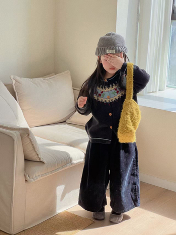 Dječji džemper u korejskom stilu s Fair Isle uzorkom, enzimskim pranjem akrilne pletenine, dugi rukavi, zaobljeni izrez, jednostruko kopčanje, cvjetni uzorak