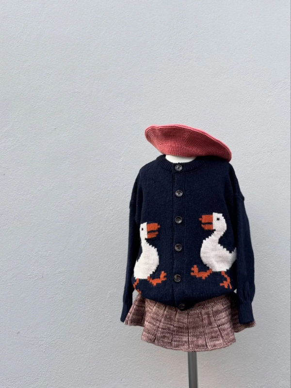 Cardigan pentru copii din lână Merino cu broderie de rață, mâneci lungi, guler rotund, închidere cu nasturi (Toamnă–Iarna 2025)