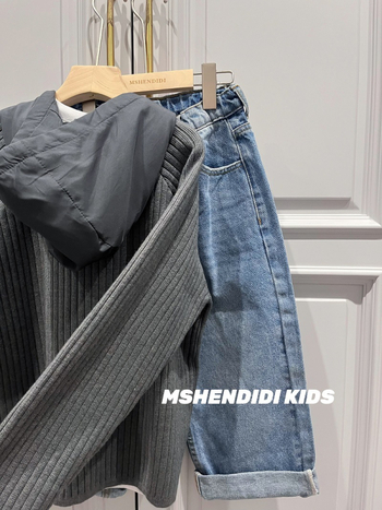 Gyerek kapucnis kötött pulóvere paneles dizájnnal; pamut kötött anyag; hosszú ujjú; kerek nyak; téli szezon.