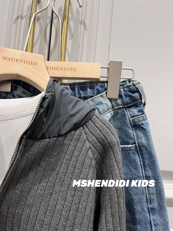 Gyerek kapucnis kötött pulóvere paneles dizájnnal; pamut kötött anyag; hosszú ujjú; kerek nyak; téli szezon.