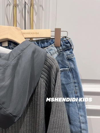 Gyerek kapucnis kötött pulóvere paneles dizájnnal; pamut kötött anyag; hosszú ujjú; kerek nyak; téli szezon.