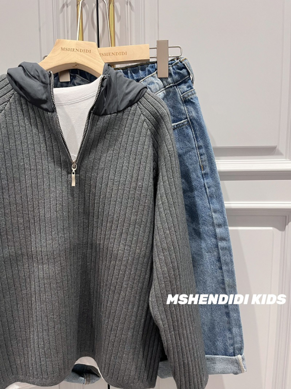 Gyerek kapucnis kötött pulóvere paneles dizájnnal; pamut kötött anyag; hosszú ujjú; kerek nyak; téli szezon.