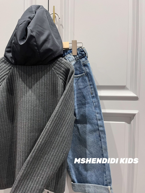 Gyerek kapucnis kötött pulóvere paneles dizájnnal; pamut kötött anyag; hosszú ujjú; kerek nyak; téli szezon.