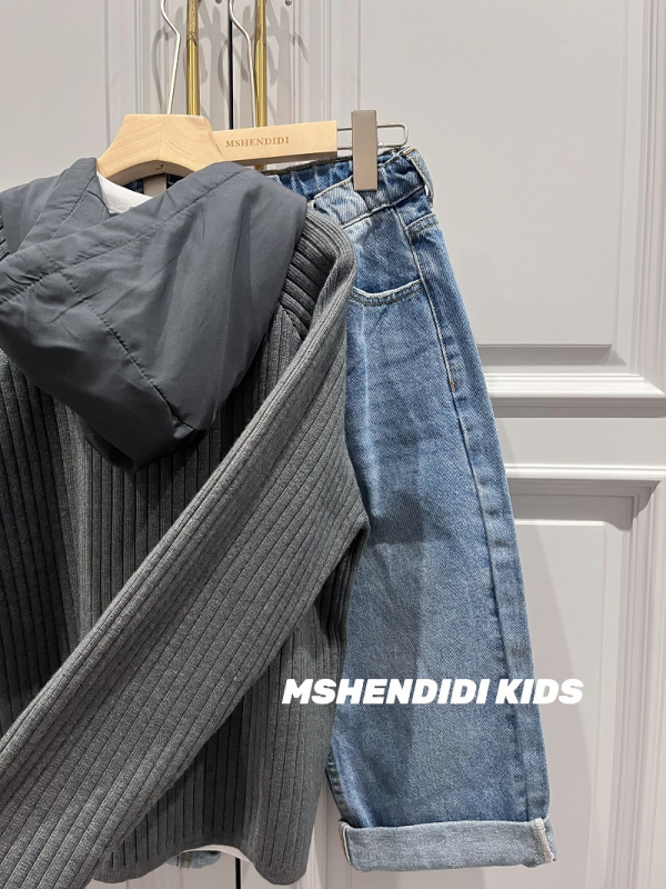 Gyerek kapucnis kötött pulóvere paneles dizájnnal; pamut kötött anyag; hosszú ujjú; kerek nyak; téli szezon.