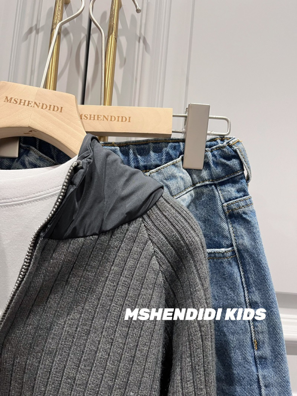 Gyerek kapucnis kötött pulóvere paneles dizájnnal; pamut kötött anyag; hosszú ujjú; kerek nyak; téli szezon.