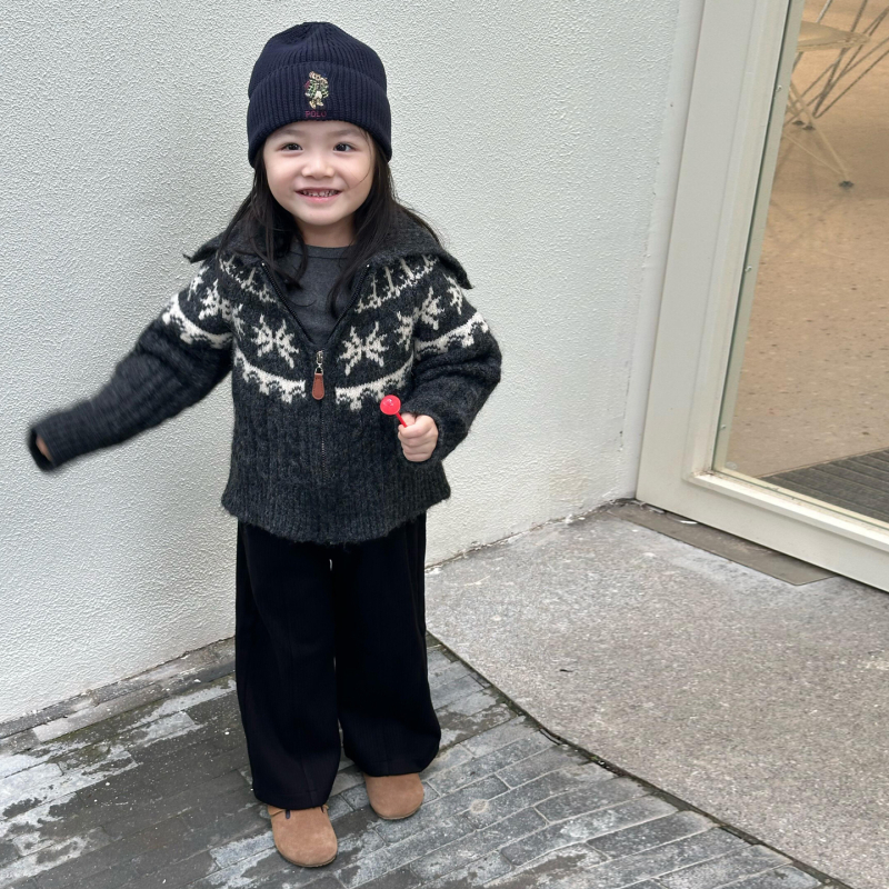 Gyerekeknek szóló kardigán cipzárral és gallérral, csíkos kötött, hosszú ujjú, alpaka gyapjú és 45% akril keverék, lágyított, enzimes mosással készült anyag, megfelelő téli, tavaszi és őszi szezonokra