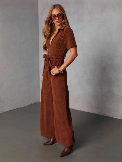 Jumpsuit cu guler de cămașă și curea cu lanț; croială cu picioare largi, talie înaltă; mâneci trei sferturi; țesătură poliester