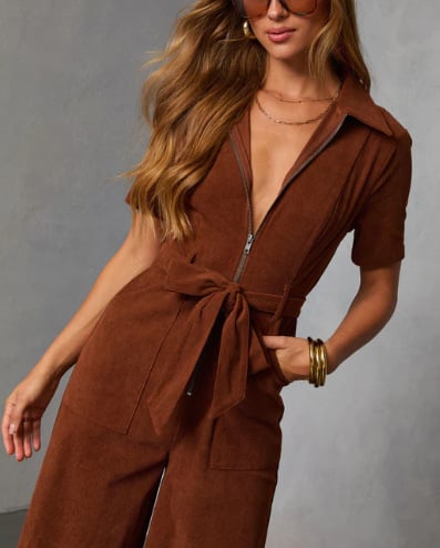 Jumpsuit cu guler de cămașă și curea cu lanț; croială cu picioare largi, talie înaltă; mâneci trei sferturi; țesătură poliester