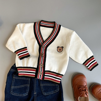 Bērnu adīts kardigāns korejas stilā, krāsu blokiem, V formas kakls, izšūts lāčuks, 95% kokvilna, vecums 1–3 gadi