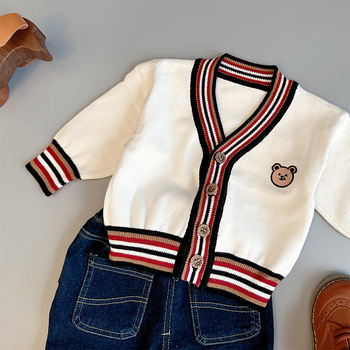 Bērnu adīts kardigāns korejas stilā, krāsu blokiem, V formas kakls, izšūts lāčuks, 95% kokvilna, vecums 1–3 gadi
