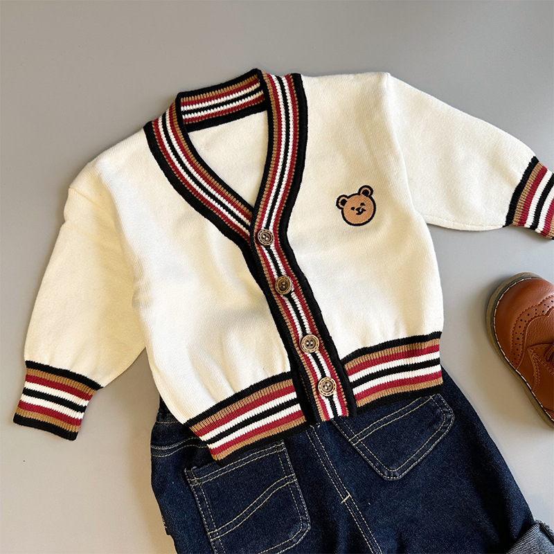 Bērnu adīts kardigāns korejas stilā, krāsu blokiem, V formas kakls, izšūts lāčuks, 95% kokvilna, vecums 1–3 gadi