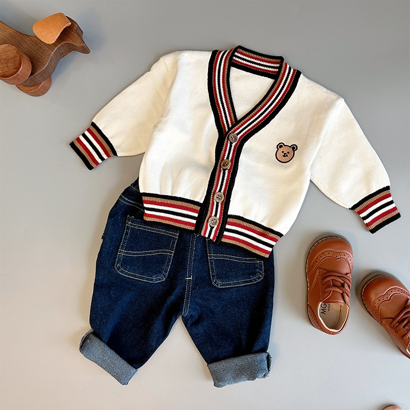 Bērnu adīts kardigāns korejas stilā, krāsu blokiem, V formas kakls, izšūts lāčuks, 95% kokvilna, vecums 1–3 gadi