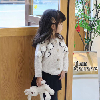 Bērnu adītais kardigans ar rokām izšūtu jēriņa motīvu, 100% kokvilna, apaļš kakls, garas piedurknes, pogu aizdare vienā rindā.