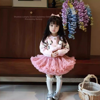 Bērnu adītais kardigans ar rokām izšūtu jēriņa motīvu, 100% kokvilna, apaļš kakls, garas piedurknes, pogu aizdare vienā rindā.