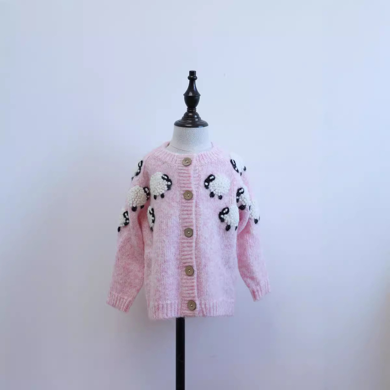 Bērnu adītais kardigans ar rokām izšūtu jēriņa motīvu, 100% kokvilna, apaļš kakls, garas piedurknes, pogu aizdare vienā rindā.