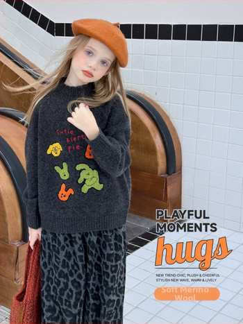 Meitenēm paredzēts ziemas biezs džemperis ar apaļu kaklu un garām piedurknēm, akrila šķiedras maisījums, vecums 3–8 gadi