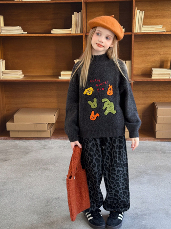 Meitenēm paredzēts ziemas biezs džemperis ar apaļu kaklu un garām piedurknēm, akrila šķiedras maisījums, vecums 3–8 gadi