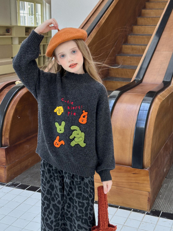 Meitenēm paredzēts ziemas biezs džemperis ar apaļu kaklu un garām piedurknēm, akrila šķiedras maisījums, vecums 3–8 gadi