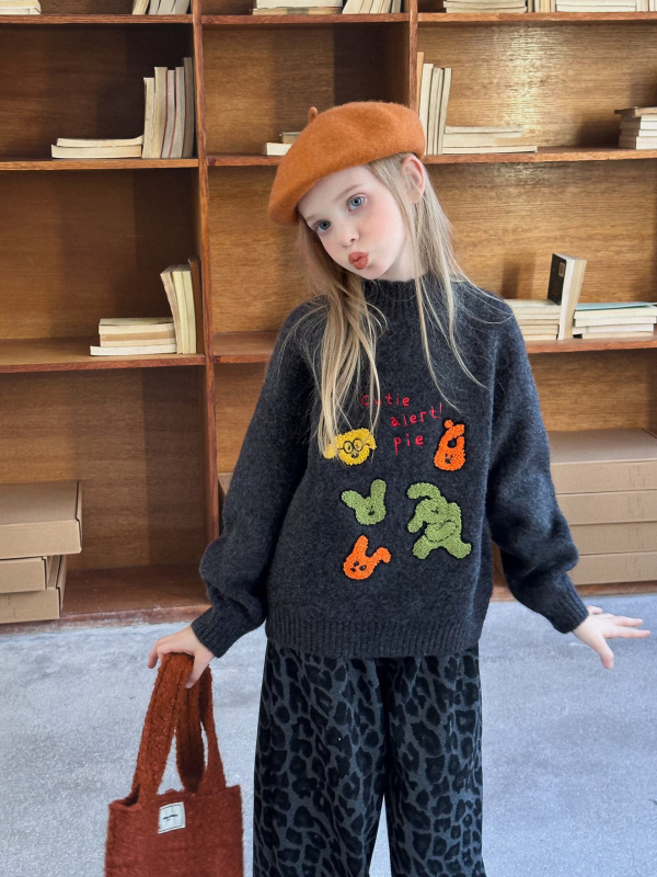 Meitenēm paredzēts ziemas biezs džemperis ar apaļu kaklu un garām piedurknēm, akrila šķiedras maisījums, vecums 3–8 gadi