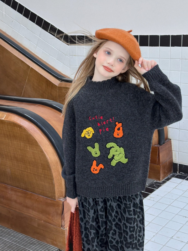 Meitenēm paredzēts ziemas biezs džemperis ar apaļu kaklu un garām piedurknēm, akrila šķiedras maisījums, vecums 3–8 gadi
