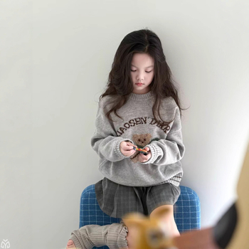 Bērnu džemperis korejas stilā ar apaļu kaklu, garām piedurknēm, adīts, ar lāča rakstu