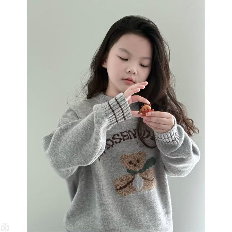 Bērnu džemperis korejas stilā ar apaļu kaklu, garām piedurknēm, adīts, ar lāča rakstu