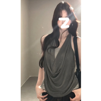 Halter top od modalnog materijala, uski kroj, 70–80% modal vlakna, ljeto 2025