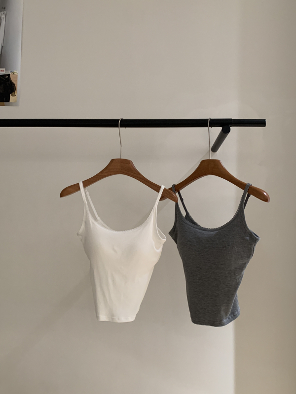 Ženski pamukasti camisole, uski kroj, s integriranim košaricama, prozračnim U leđima, dvostruke naramenice