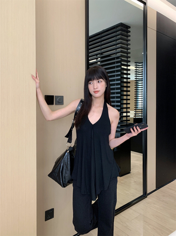 Top s asimetričnim dizajnom, viseći trak za vrat, bez leđa, viskozno vlakno, jednobojni, japansko-korejski casual stil, model Irregular, M3709, jesen 2025