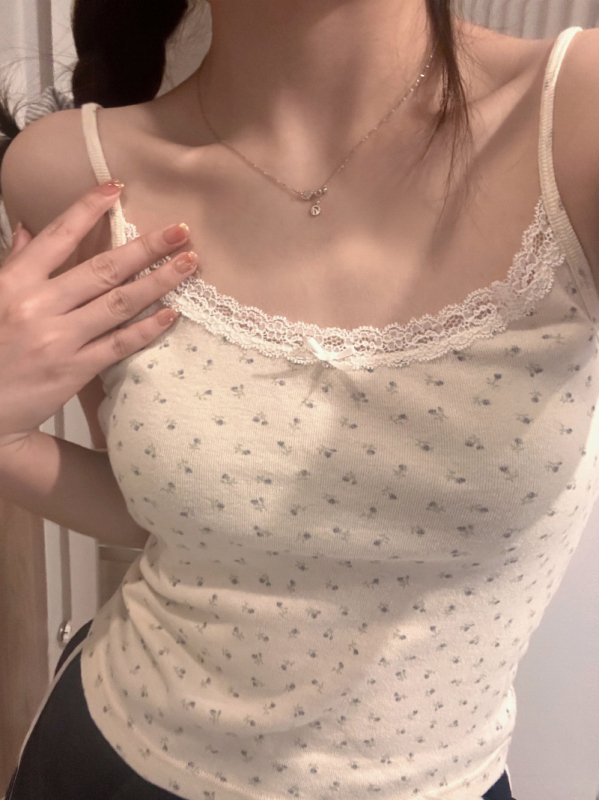 Ženski potkošul s cvjetnom čipkom, naramenice u sling stilu, uski kroj, kratka duljina, mješavina mliječne svile i poliestera.