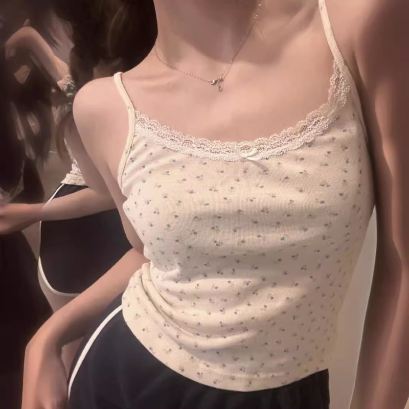 Ženski potkošul s cvjetnom čipkom, naramenice u sling stilu, uski kroj, kratka duljina, mješavina mliječne svile i poliestera.