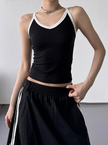 Ženski camisole bez rukava s halterom i V-dekoltom, kratka silueta, gradski stil, ljeto 2025