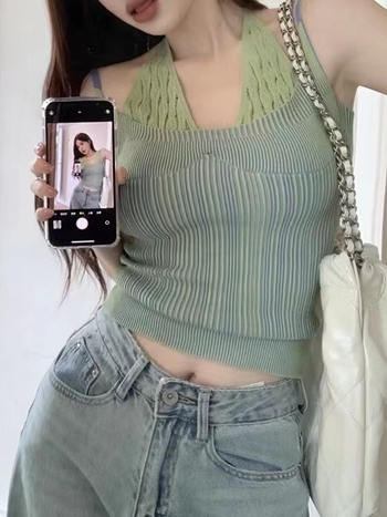 Halter top bez rukava, s uklonjivim naramenicama, uski kroj, iluzija dvodijelnog izgleda, kontrastna stražnja strana