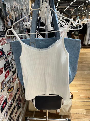 Csipés szegélyű topp, masni és lyukas részletekkel - pamut 70–80% keverék, Nyár 2023, Felnőtt nők számára