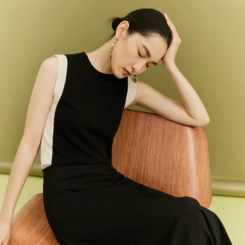 Laza szabású kötött top ujjatlan környakú, hálós anyag, 30-50% elasztán, dupla pánt, casual stílus, nyár 2025