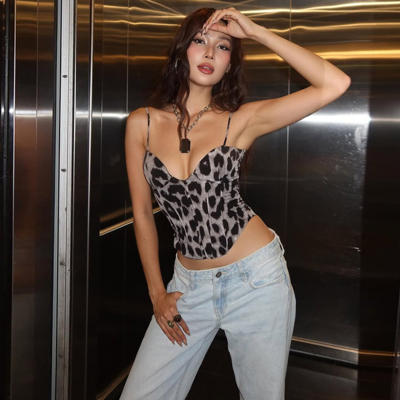 Női ujjatlan top leopárd mintával, V-nyakú, rövid fazon, magas elasztikusság, 2025 tél