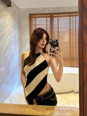 Τοπ με λαιμόκοψη halter από πλεκτό ύφασμα με γεωμετρικό σχέδιο, μίγμα βαμβάκι-σπάντεξ (30-50% βαμβάκι; 50-70% σπάντεξ), κοντή γραμμή (40-50 cm), καλοκαίρι 2025, εφαρμοστό