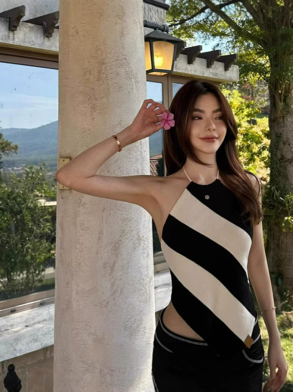 Τοπ με λαιμόκοψη halter από πλεκτό ύφασμα με γεωμετρικό σχέδιο, μίγμα βαμβάκι-σπάντεξ (30-50% βαμβάκι; 50-70% σπάντεξ), κοντή γραμμή (40-50 cm), καλοκαίρι 2025, εφαρμοστό