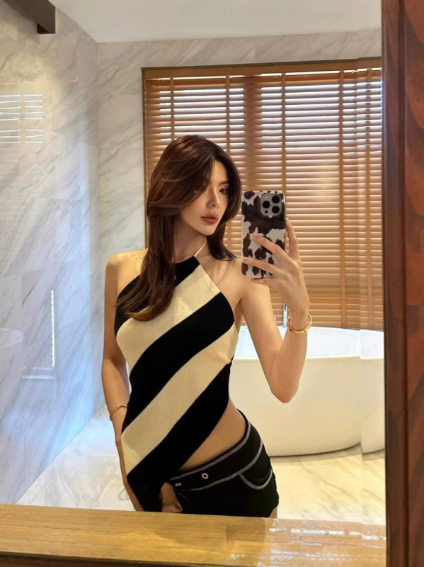 Τοπ με λαιμόκοψη halter από πλεκτό ύφασμα με γεωμετρικό σχέδιο, μίγμα βαμβάκι-σπάντεξ (30-50% βαμβάκι; 50-70% σπάντεξ), κοντή γραμμή (40-50 cm), καλοκαίρι 2025, εφαρμοστό