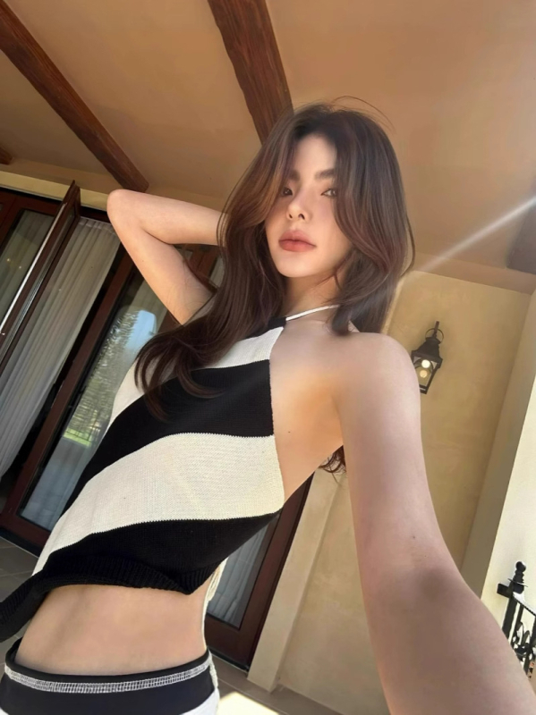 Τοπ με λαιμόκοψη halter από πλεκτό ύφασμα με γεωμετρικό σχέδιο, μίγμα βαμβάκι-σπάντεξ (30-50% βαμβάκι; 50-70% σπάντεξ), κοντή γραμμή (40-50 cm), καλοκαίρι 2025, εφαρμοστό