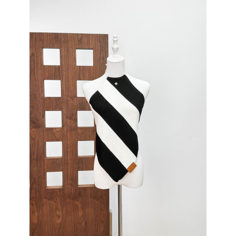 Τοπ με λαιμόκοψη halter από πλεκτό ύφασμα με γεωμετρικό σχέδιο, μίγμα βαμβάκι-σπάντεξ (30-50% βαμβάκι; 50-70% σπάντεξ), κοντή γραμμή (40-50 cm), καλοκαίρι 2025, εφαρμοστό