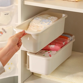 Plastmasas sienas uzglabāšanas kastīte ar atvilktni paredzēta zīdaiņu zeķēm un siekalām lakatiem; bez urbšanas; mūsdienīgs minimalistisks stils; daudzfunkcionāls