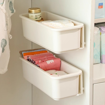 Plastmasas sienas uzglabāšanas kastīte ar atvilktni paredzēta zīdaiņu zeķēm un siekalām lakatiem; bez urbšanas; mūsdienīgs minimalistisks stils; daudzfunkcionāls