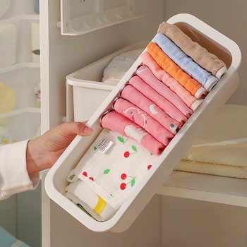 Plastmasas sienas uzglabāšanas kastīte ar atvilktni paredzēta zīdaiņu zeķēm un siekalām lakatiem; bez urbšanas; mūsdienīgs minimalistisks stils; daudzfunkcionāls