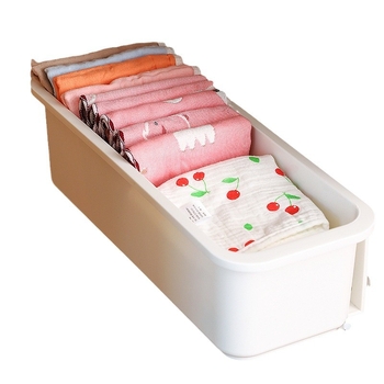 Plastmasas sienas uzglabāšanas kastīte ar atvilktni paredzēta zīdaiņu zeķēm un siekalām lakatiem; bez urbšanas; mūsdienīgs minimalistisks stils; daudzfunkcionāls