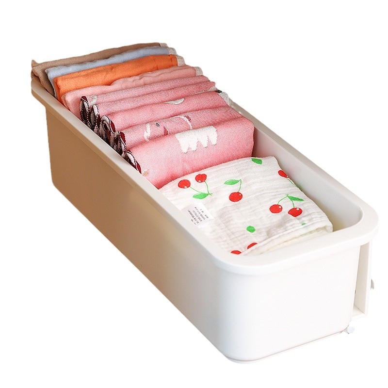 Plastmasas sienas uzglabāšanas kastīte ar atvilktni paredzēta zīdaiņu zeķēm un siekalām lakatiem; bez urbšanas; mūsdienīgs minimalistisks stils; daudzfunkcionāls