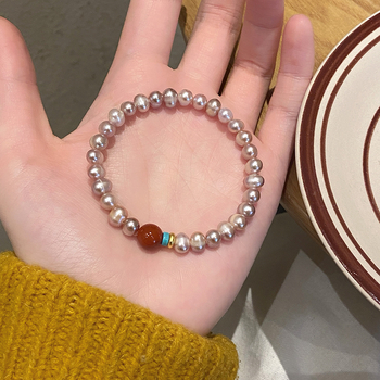 Narukvica od prirodnih sladnovodnih bisera, ručna izrada, vintage stil, naglasak na agat, ženski dodatak, zima 2024