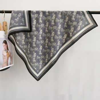 Kis négyszögletes sál hintó mintával herringbone twill szövésben, selyemszerű textúra, 100% poliészter, 2025 tavasz